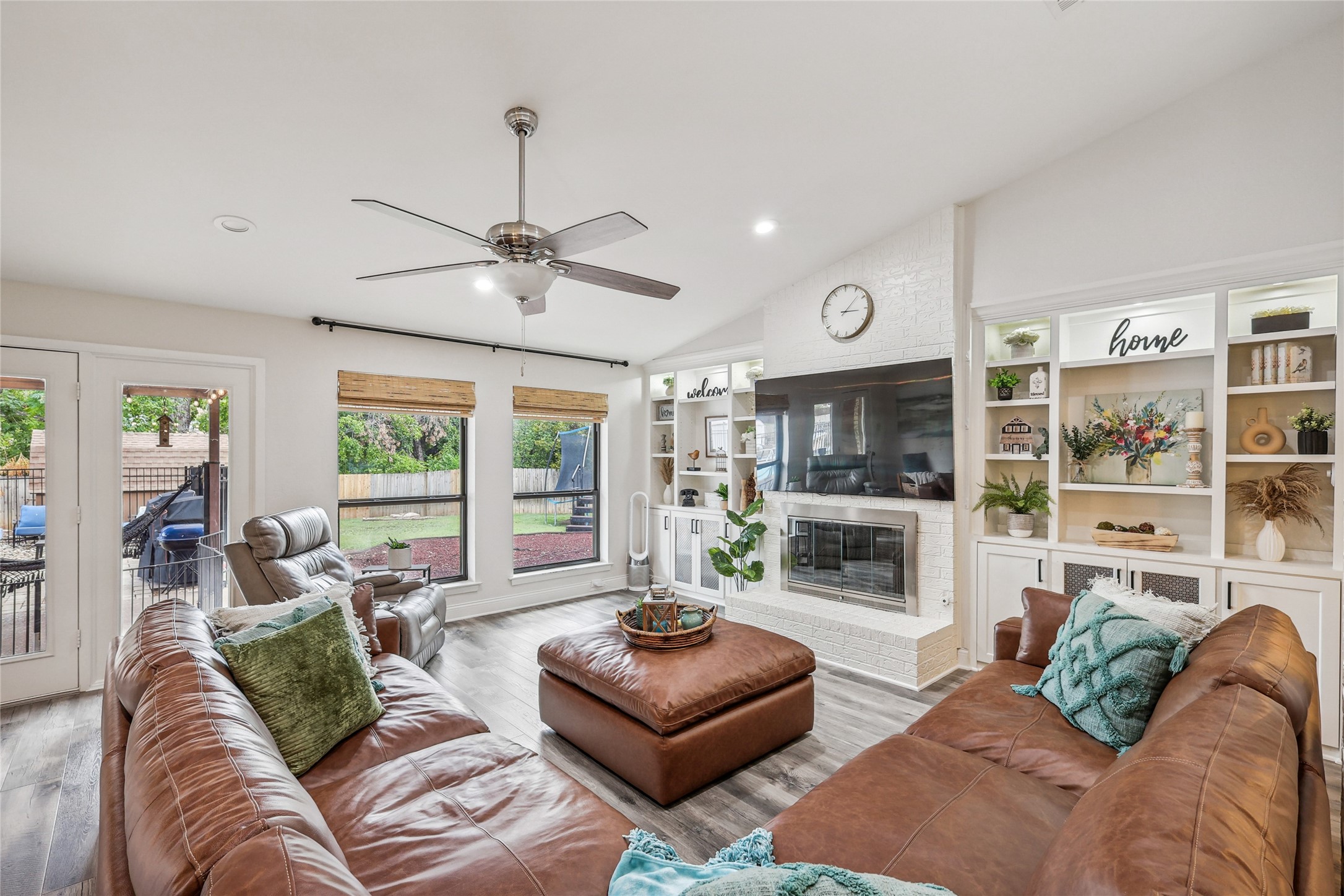 325 Pebble Knoll