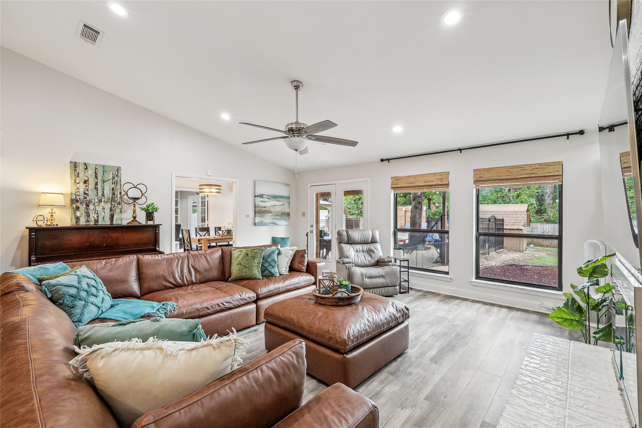 325 Pebble Knoll