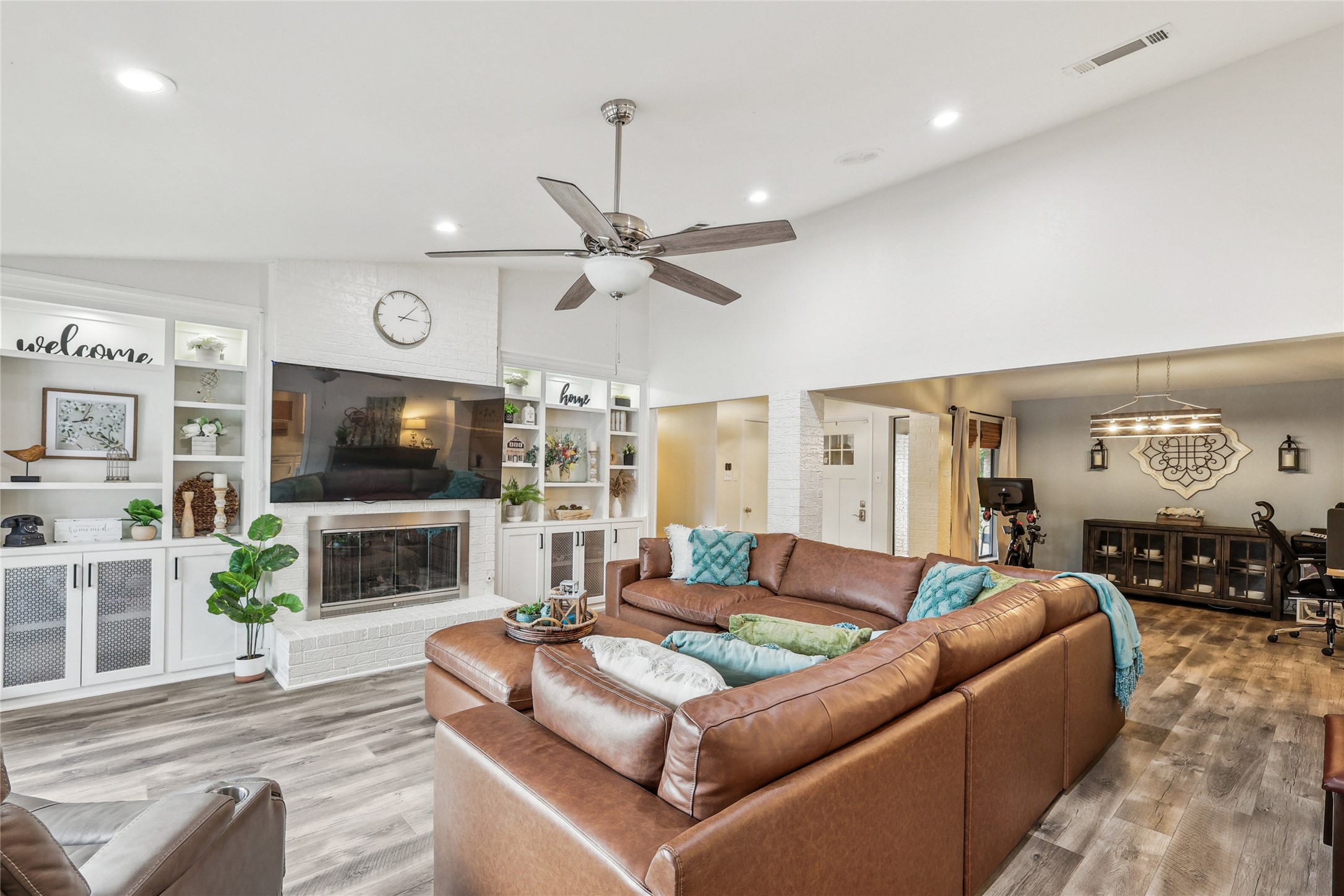 325 Pebble Knoll