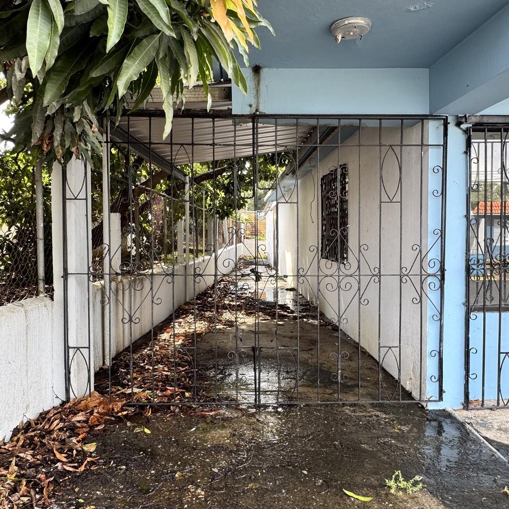 Calle 3 URB. FLAMBOYAN #A-3