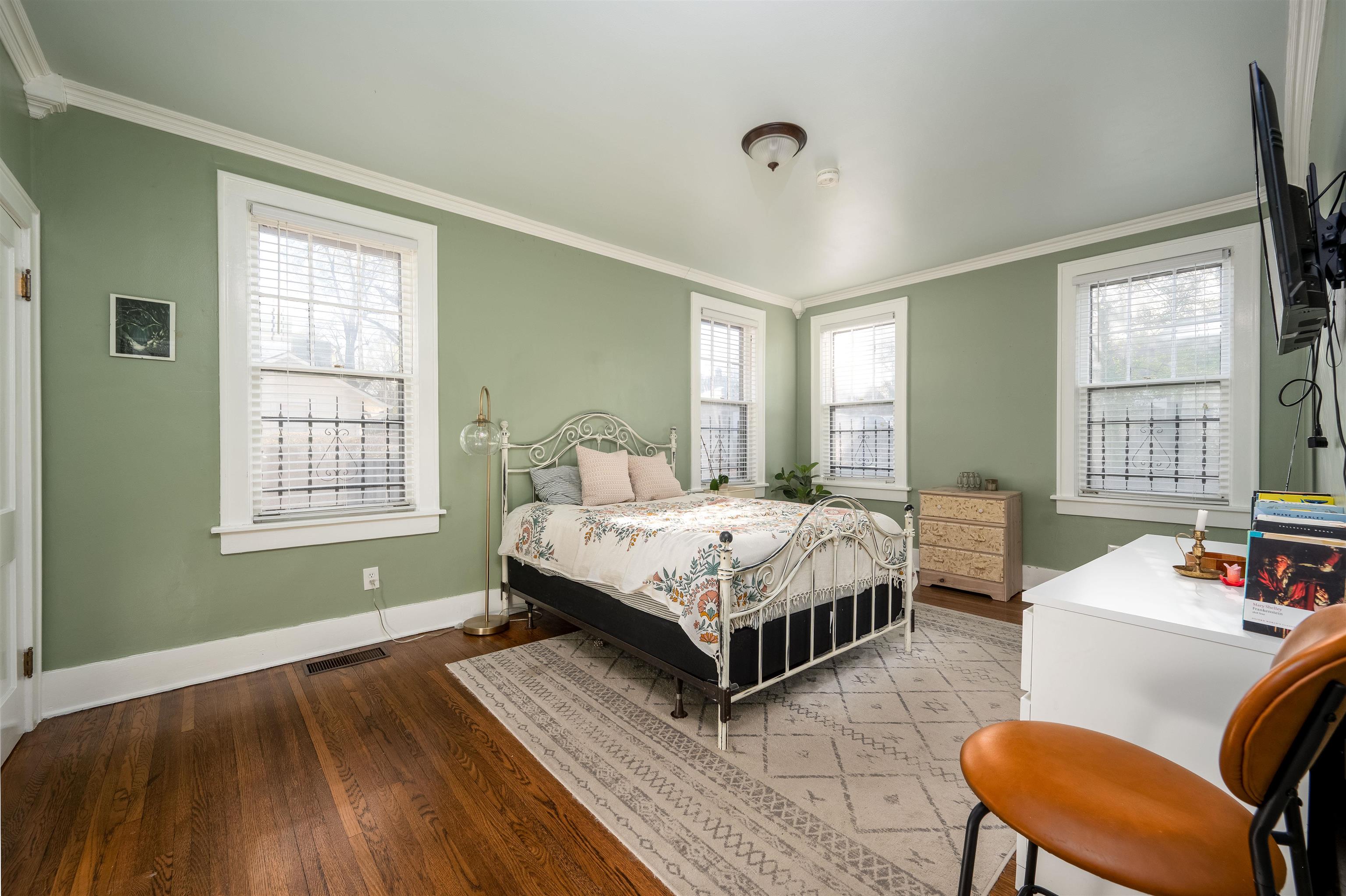 1553 EASTMORELAND AVE