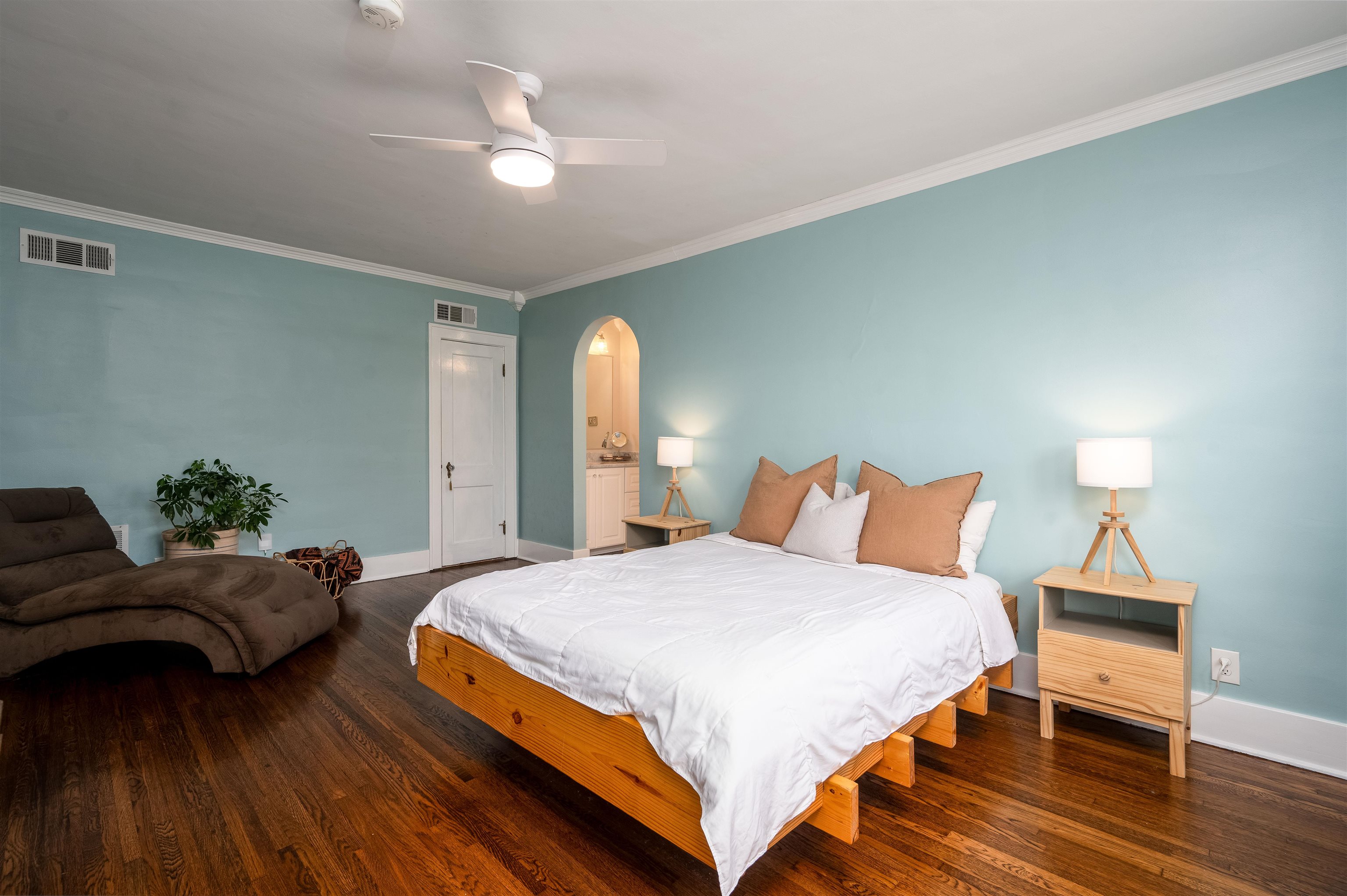 1553 EASTMORELAND AVE