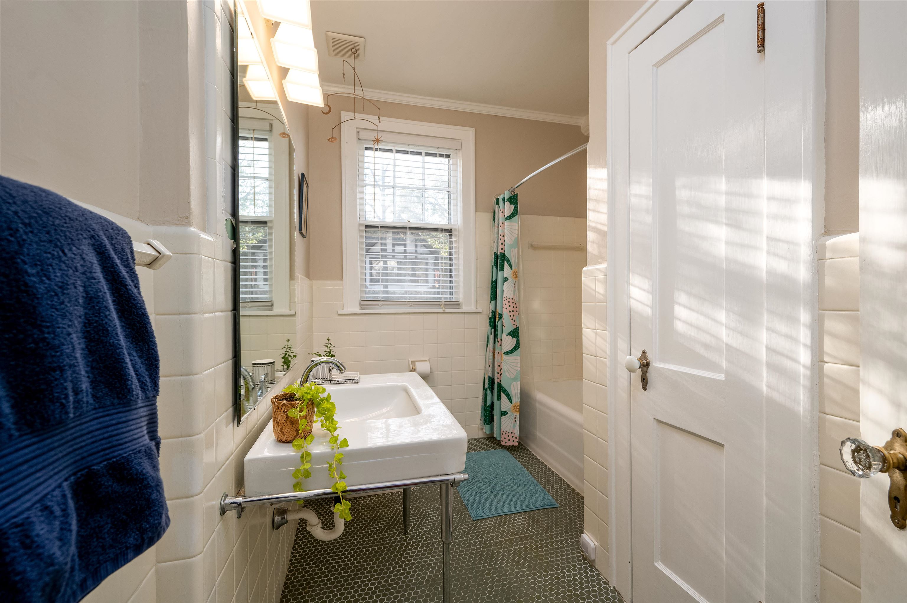 1553 EASTMORELAND AVE