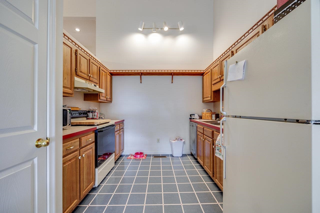 2398 MEADOW CT