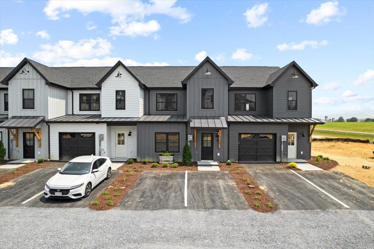 18 PRAIRIE CT