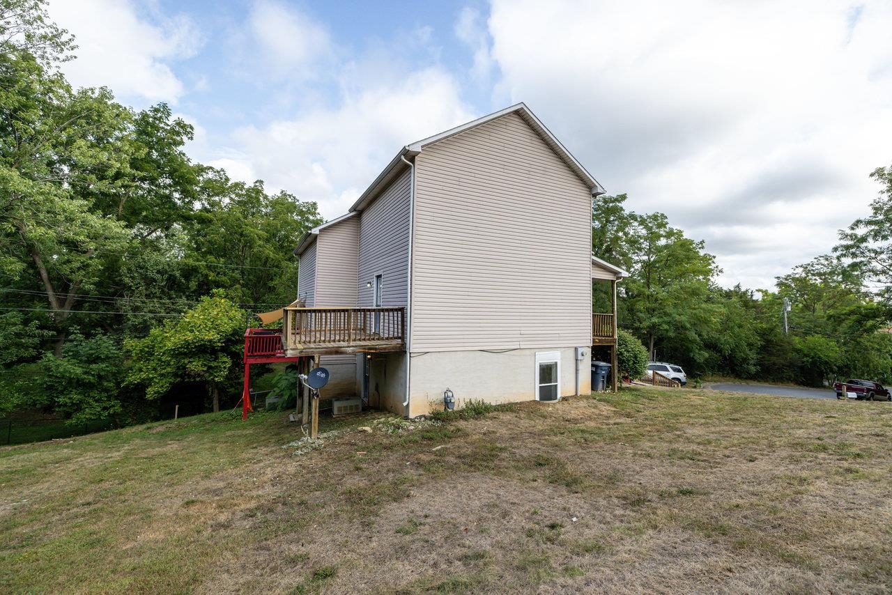 53 EASTHAMPTON CT