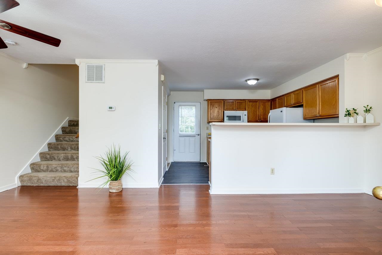 53 EASTHAMPTON CT