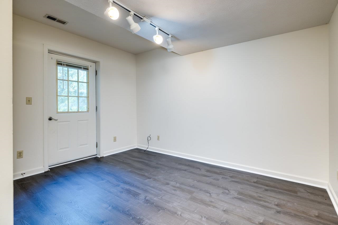 53 EASTHAMPTON CT