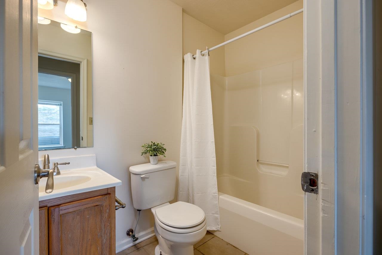 53 EASTHAMPTON CT