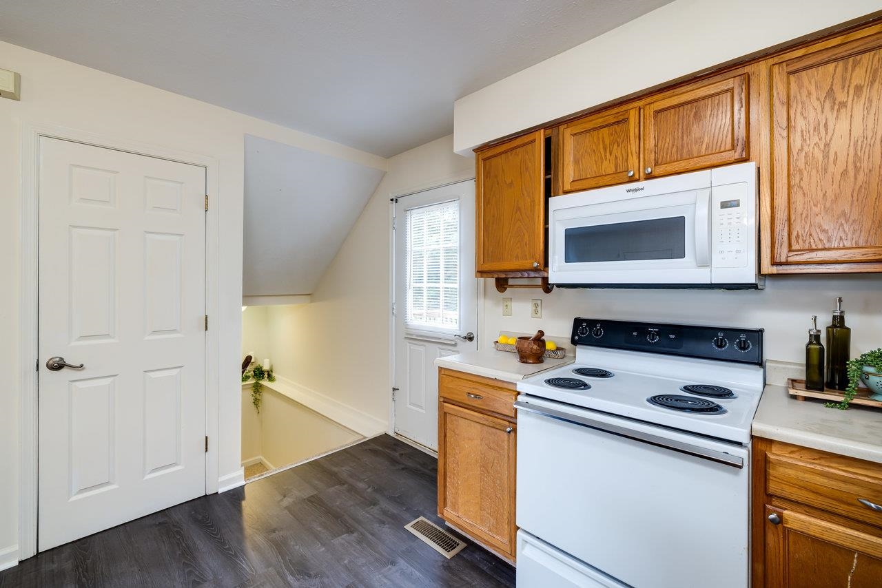 53 EASTHAMPTON CT