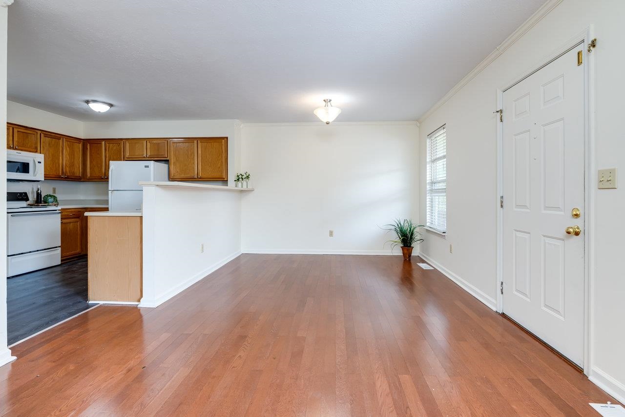 53 EASTHAMPTON CT