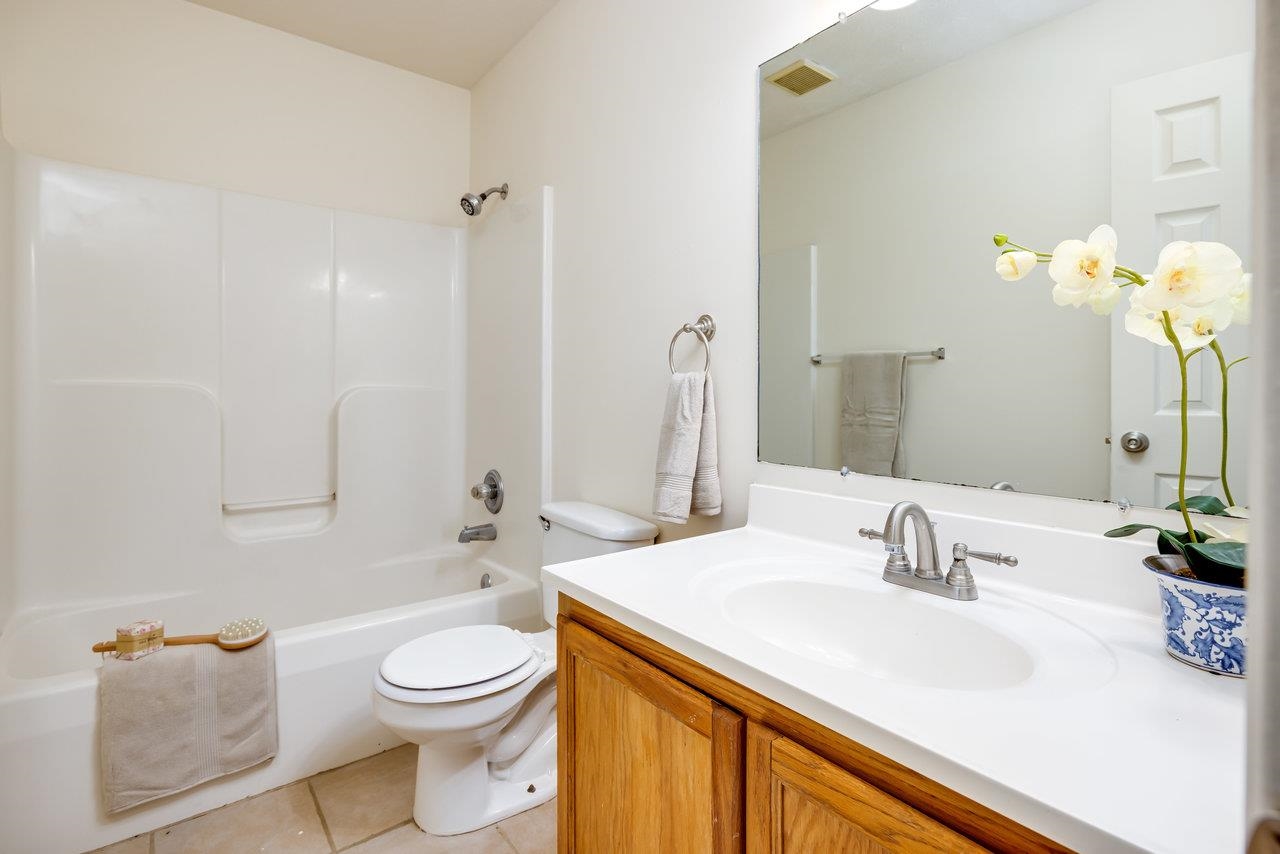 53 EASTHAMPTON CT