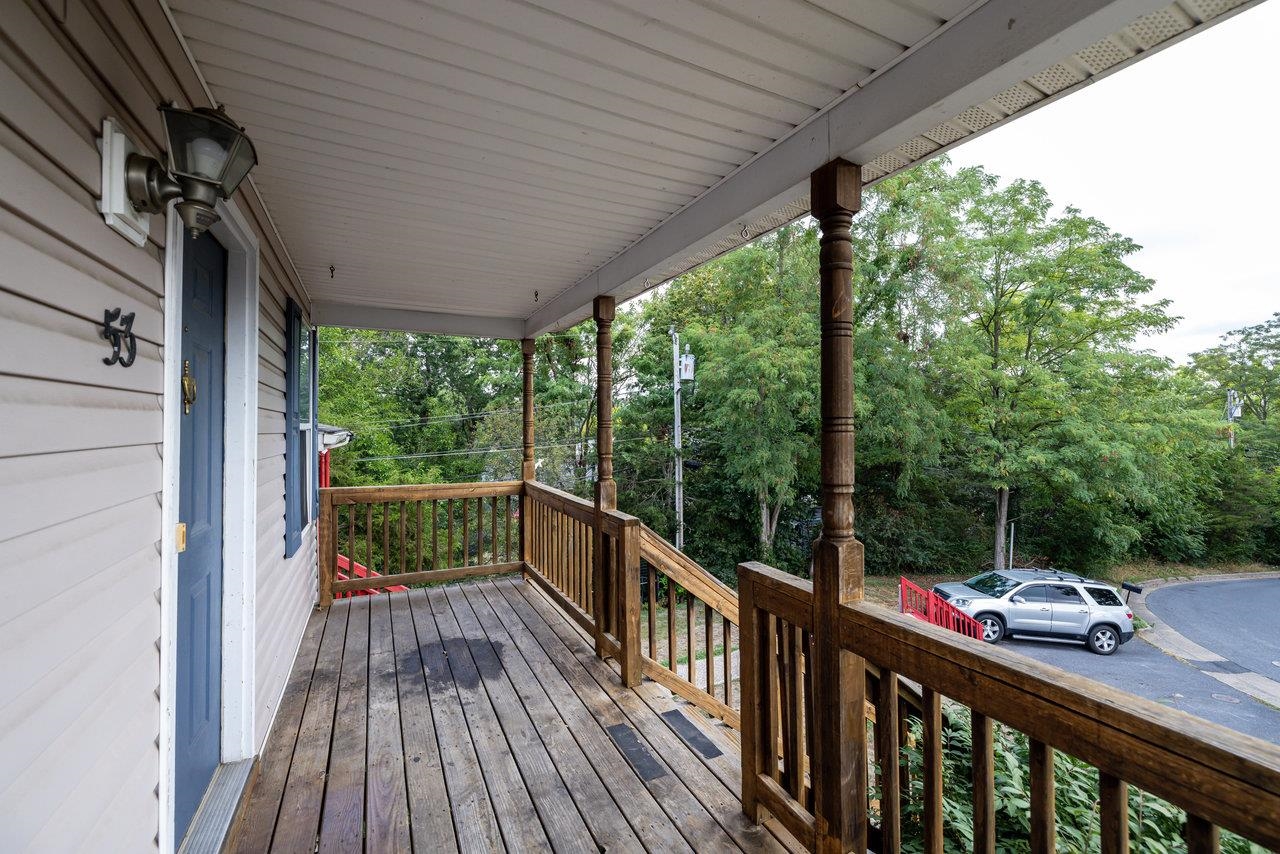 53 EASTHAMPTON CT