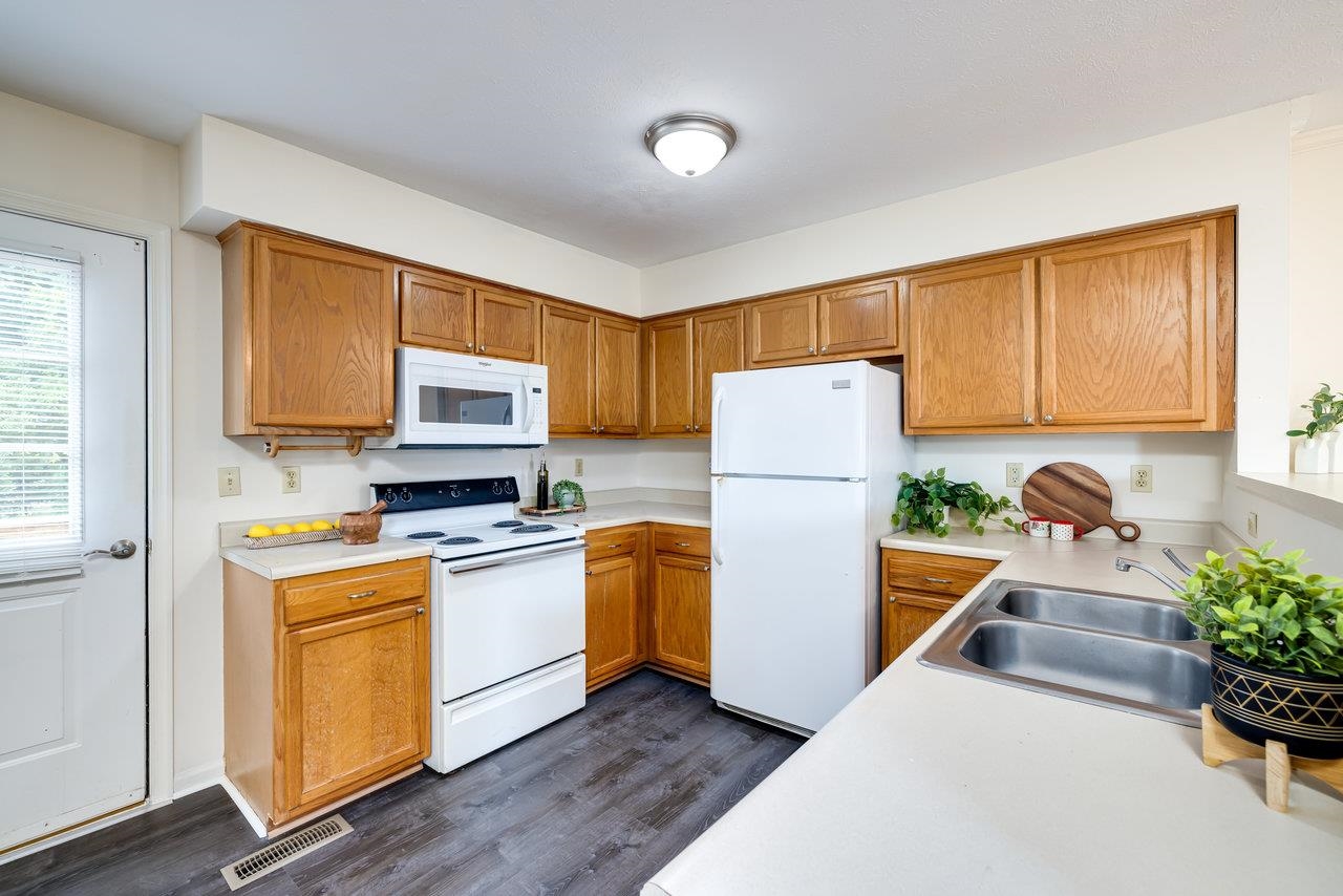 53 EASTHAMPTON CT