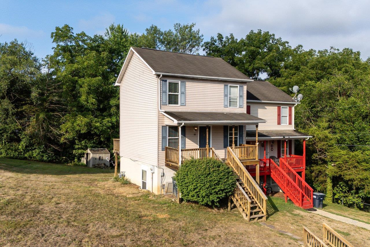 53 EASTHAMPTON CT