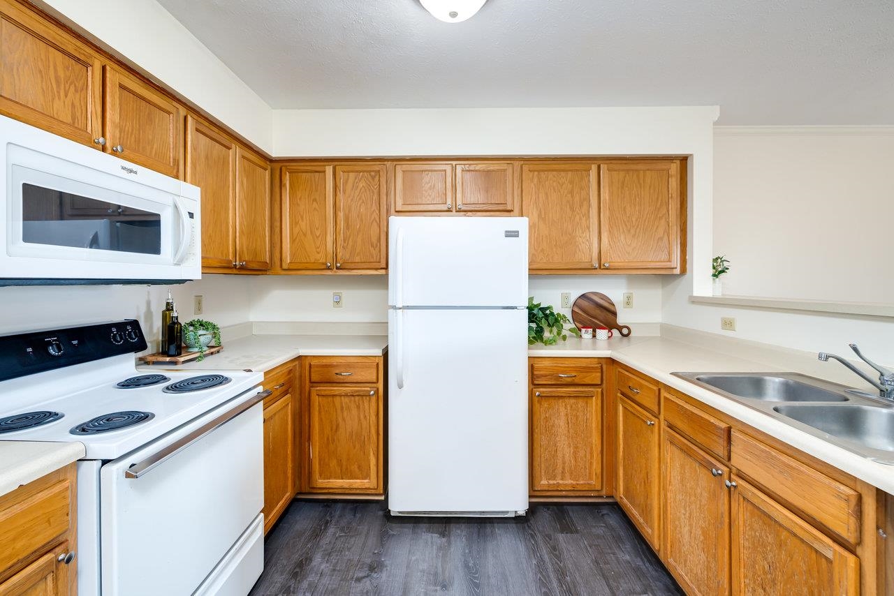 53 EASTHAMPTON CT