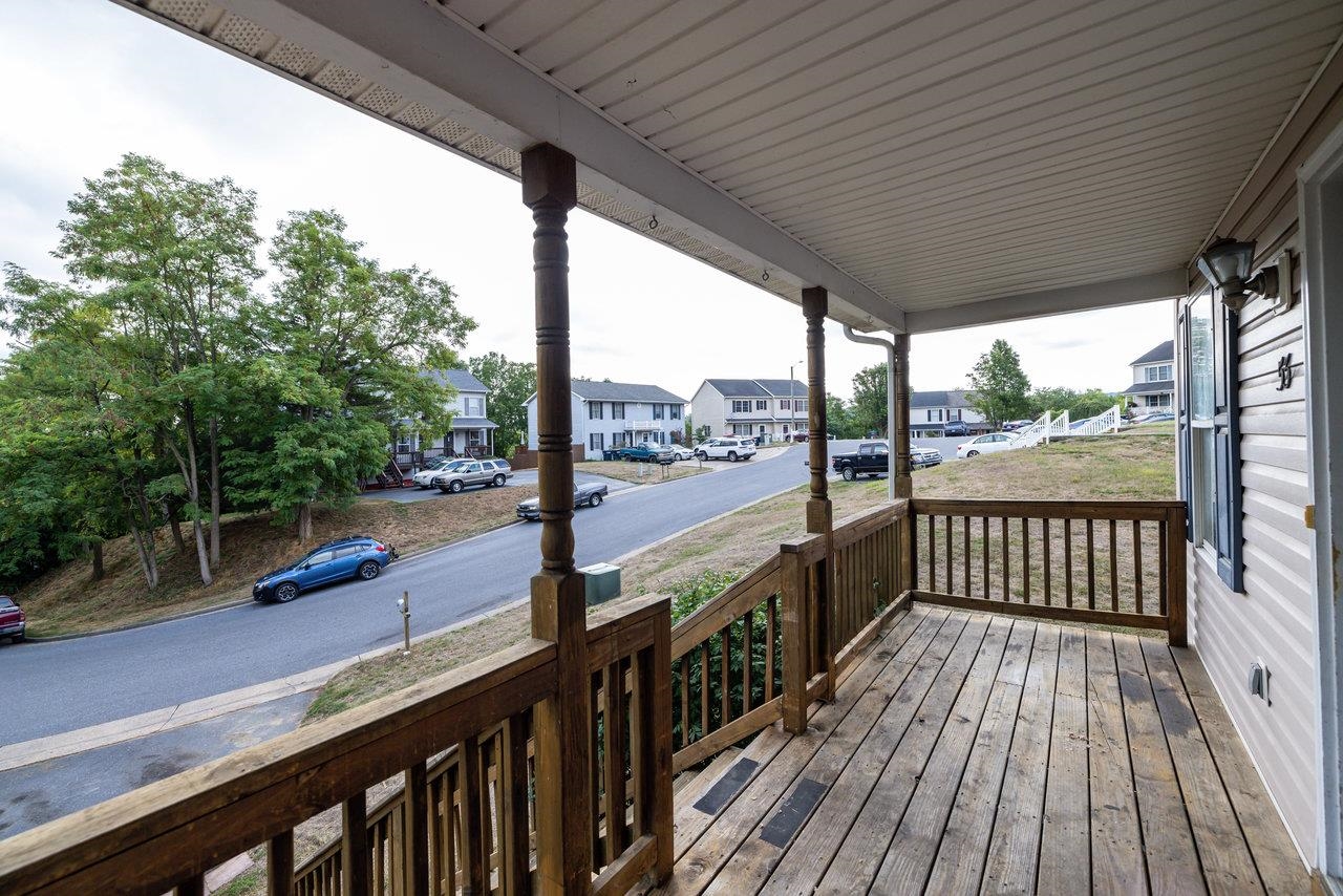 53 EASTHAMPTON CT