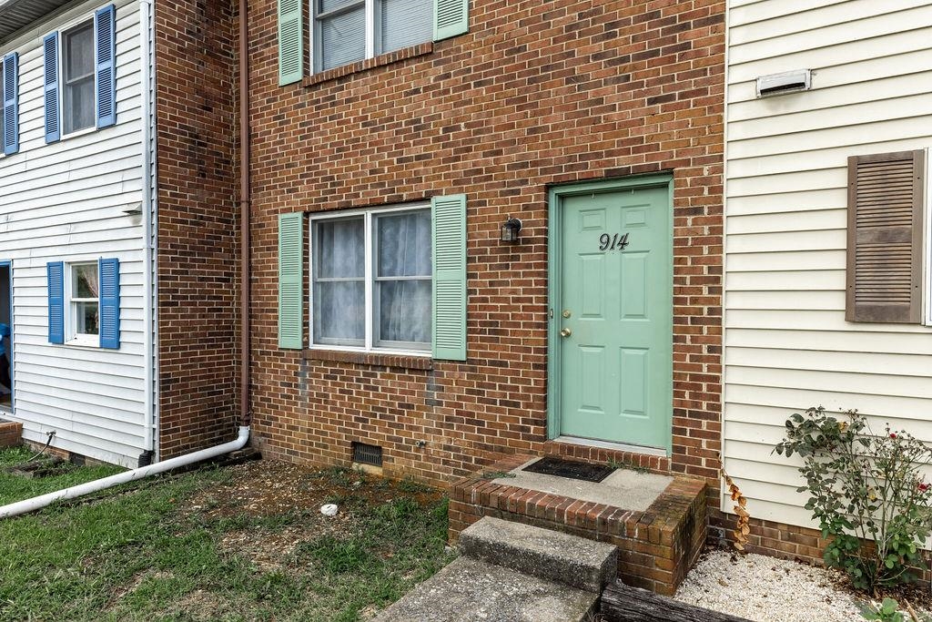 914 VINE ST