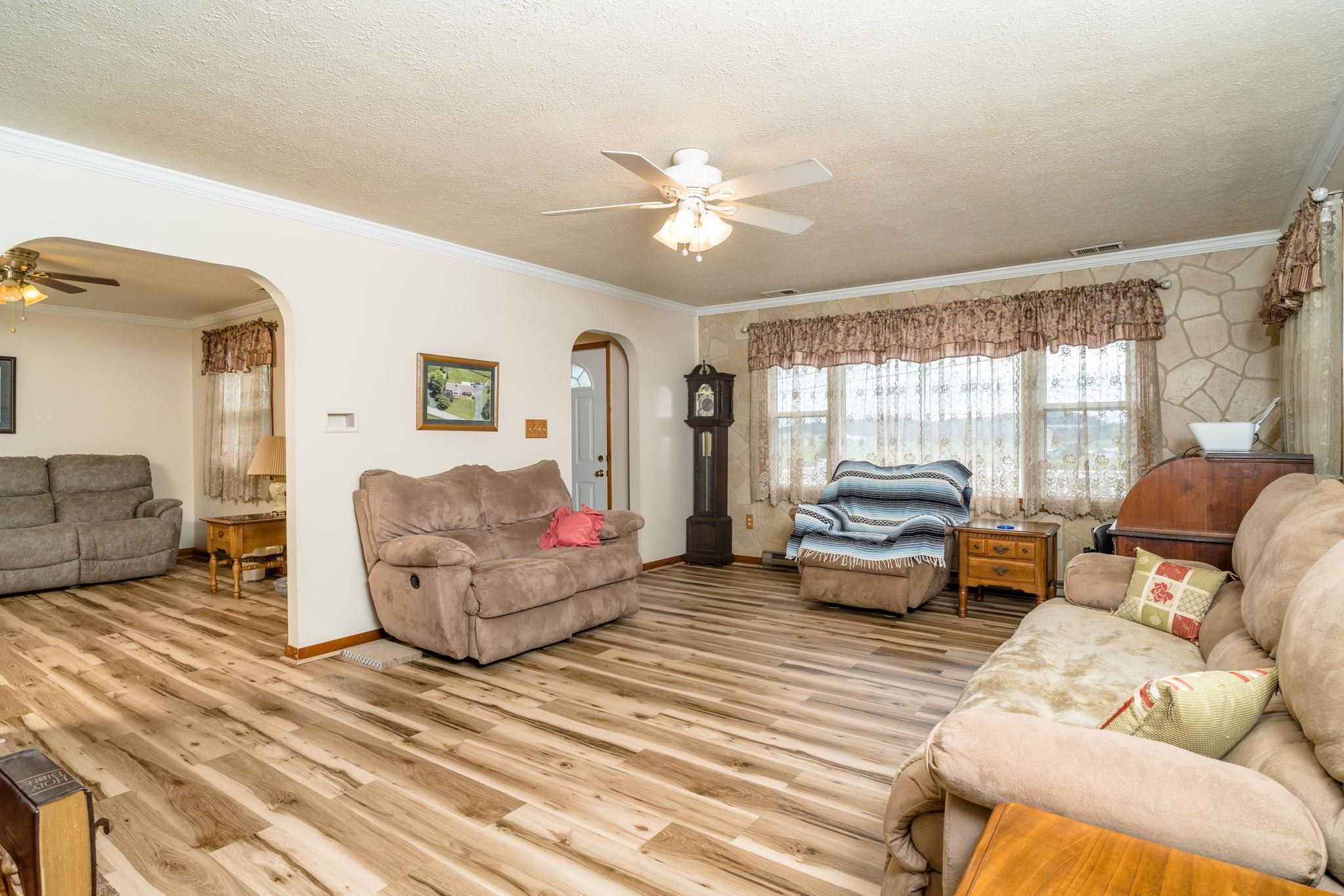 4192 SINGERS GLEN RD