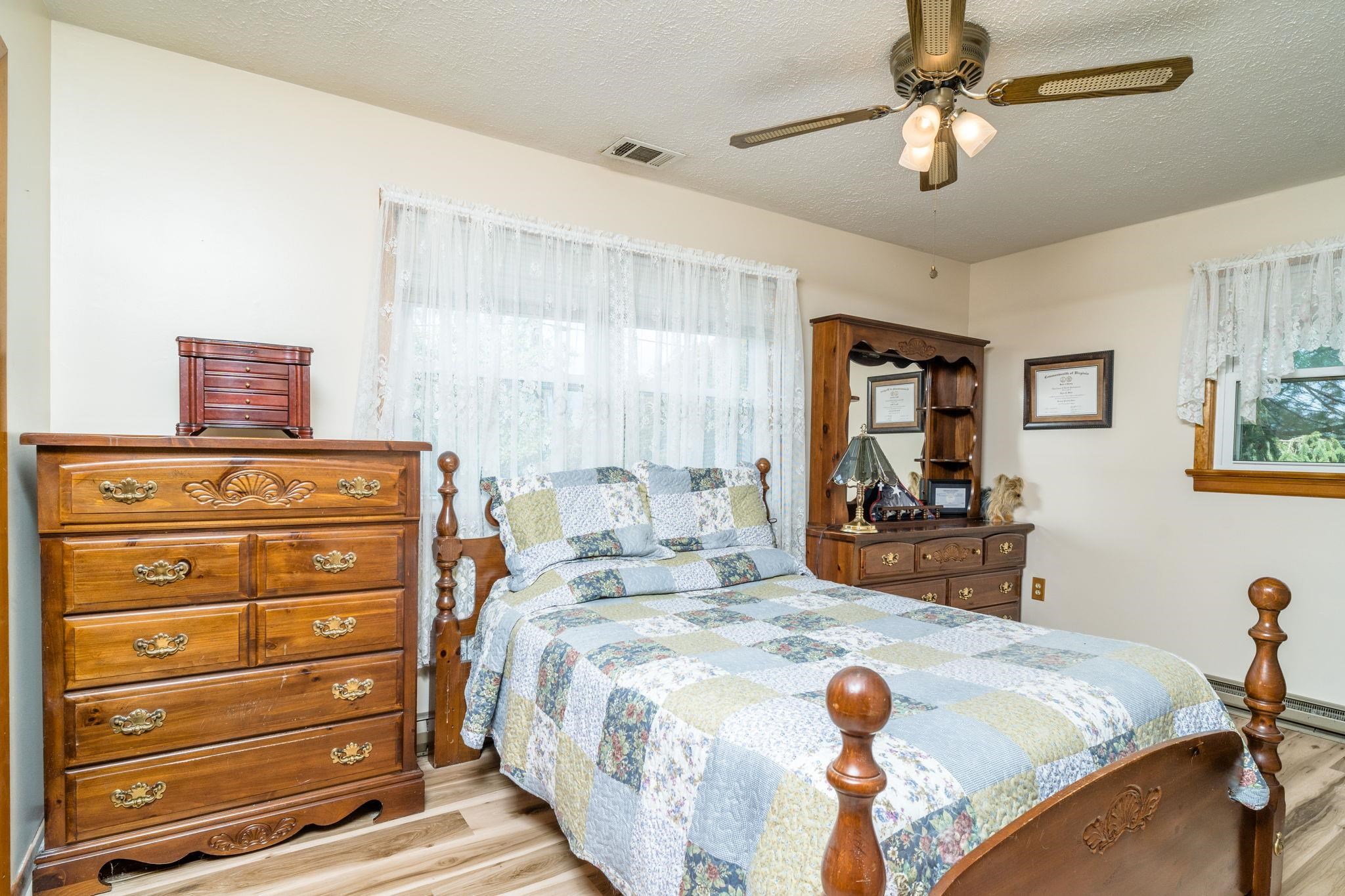 4192 SINGERS GLEN RD