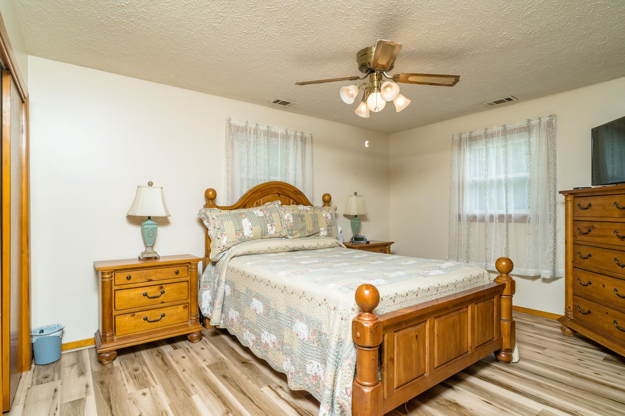 4192 SINGERS GLEN RD