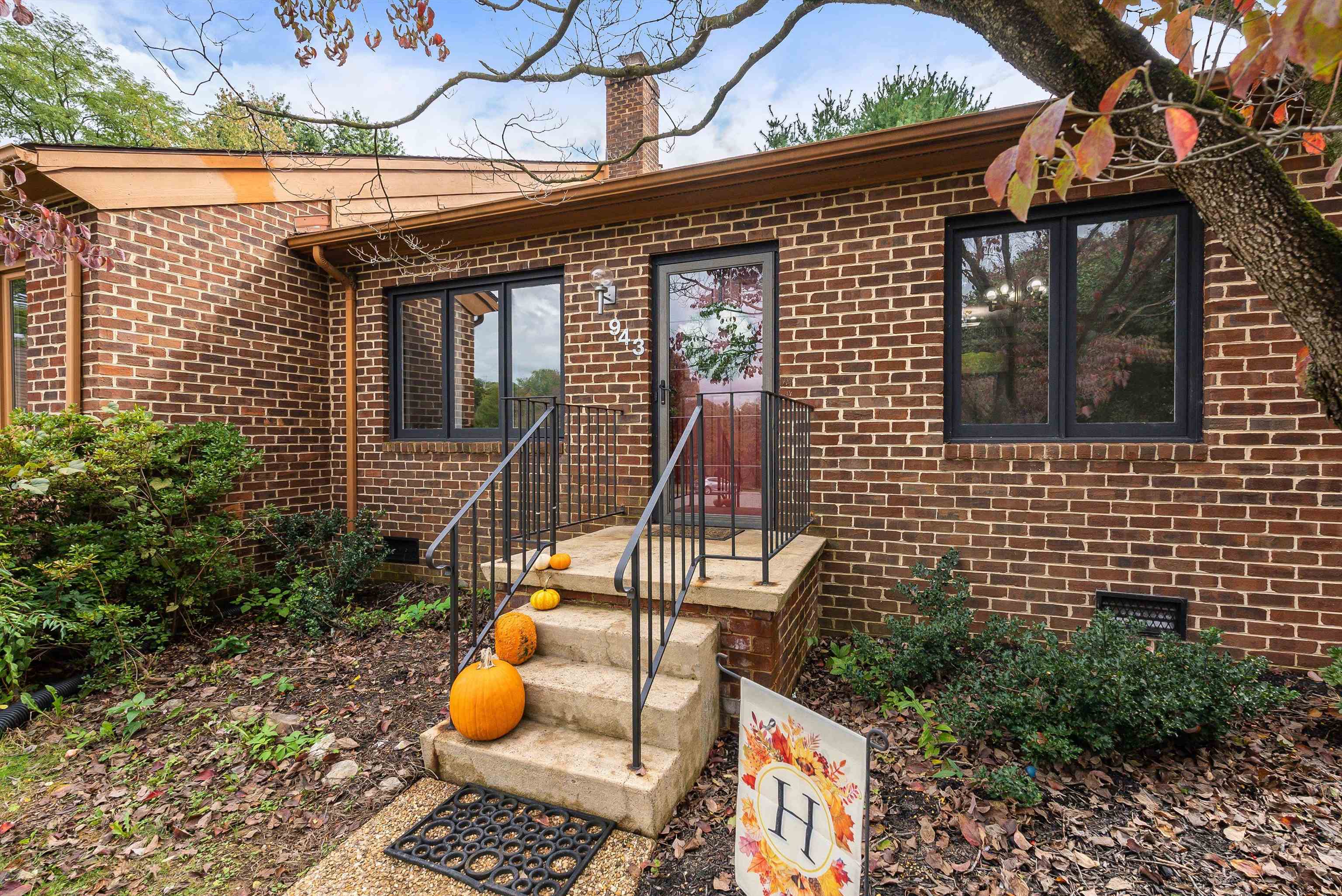 943 ROSEDALE DR