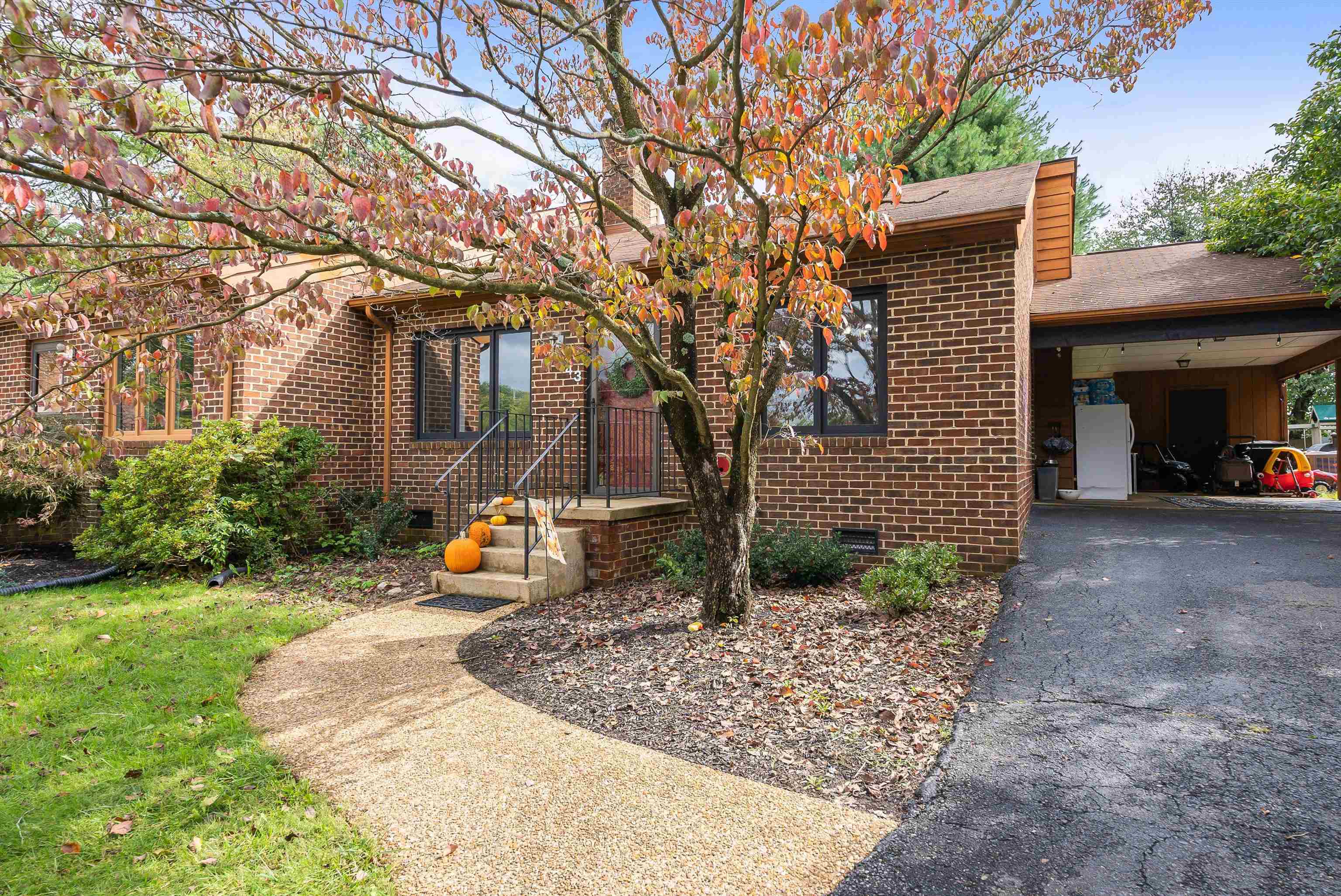 943 ROSEDALE DR