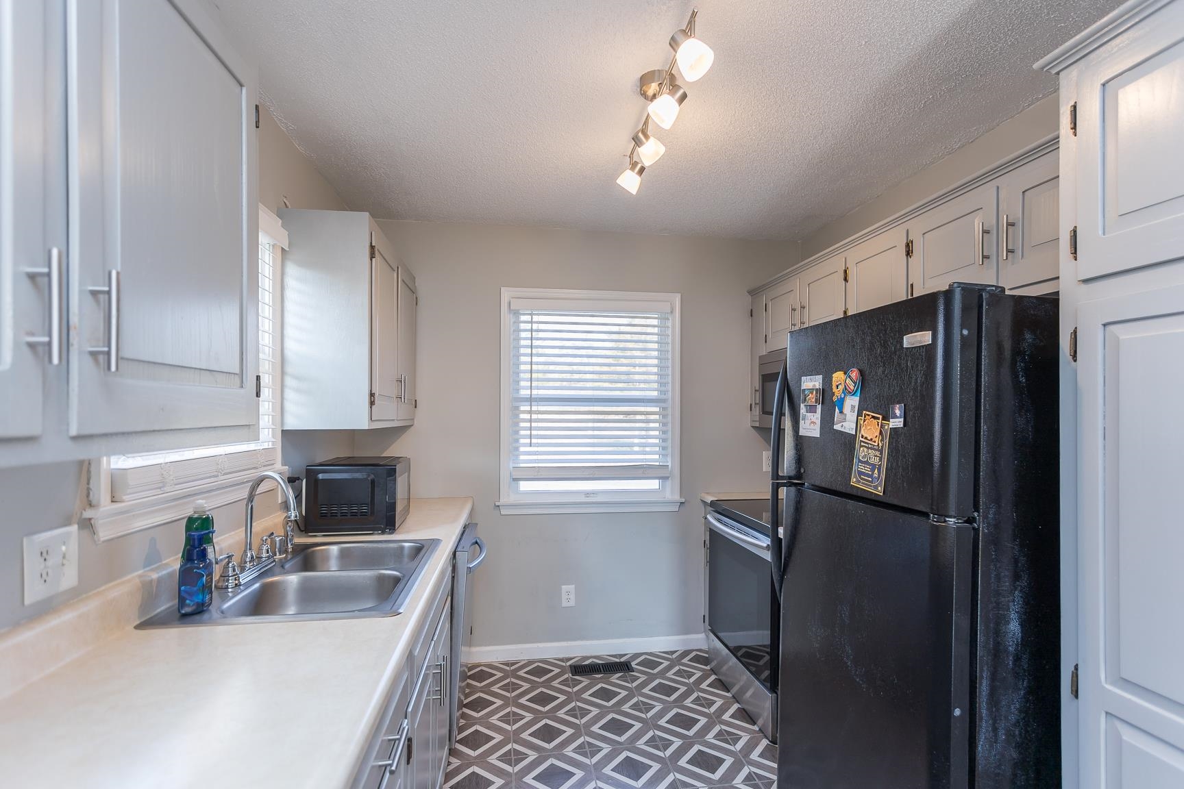 302 S DOGWOOD DR Unit: c