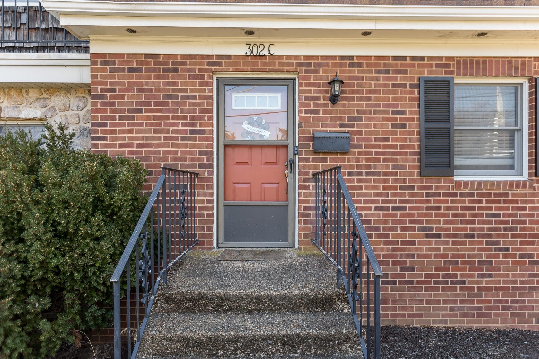 302 S DOGWOOD DR Unit: c