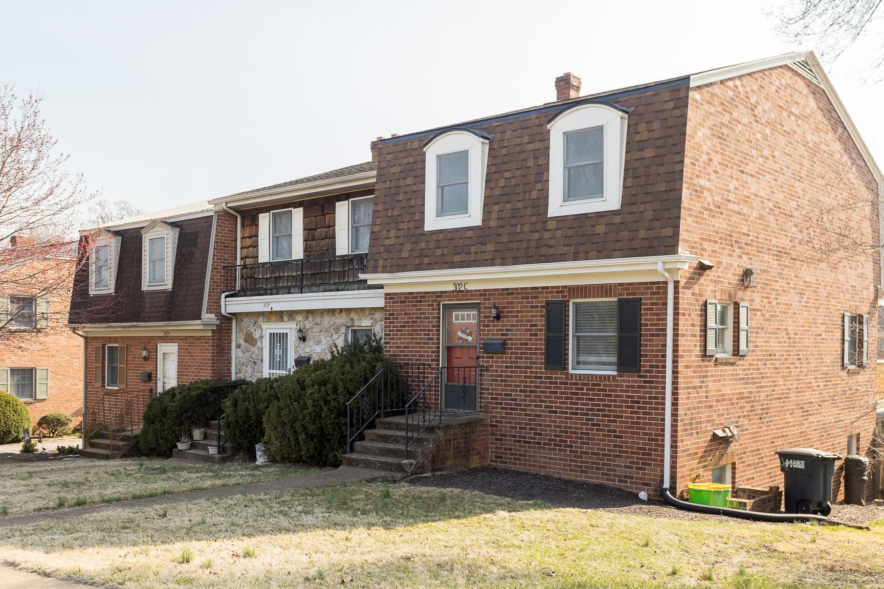 302 S DOGWOOD DR Unit: c