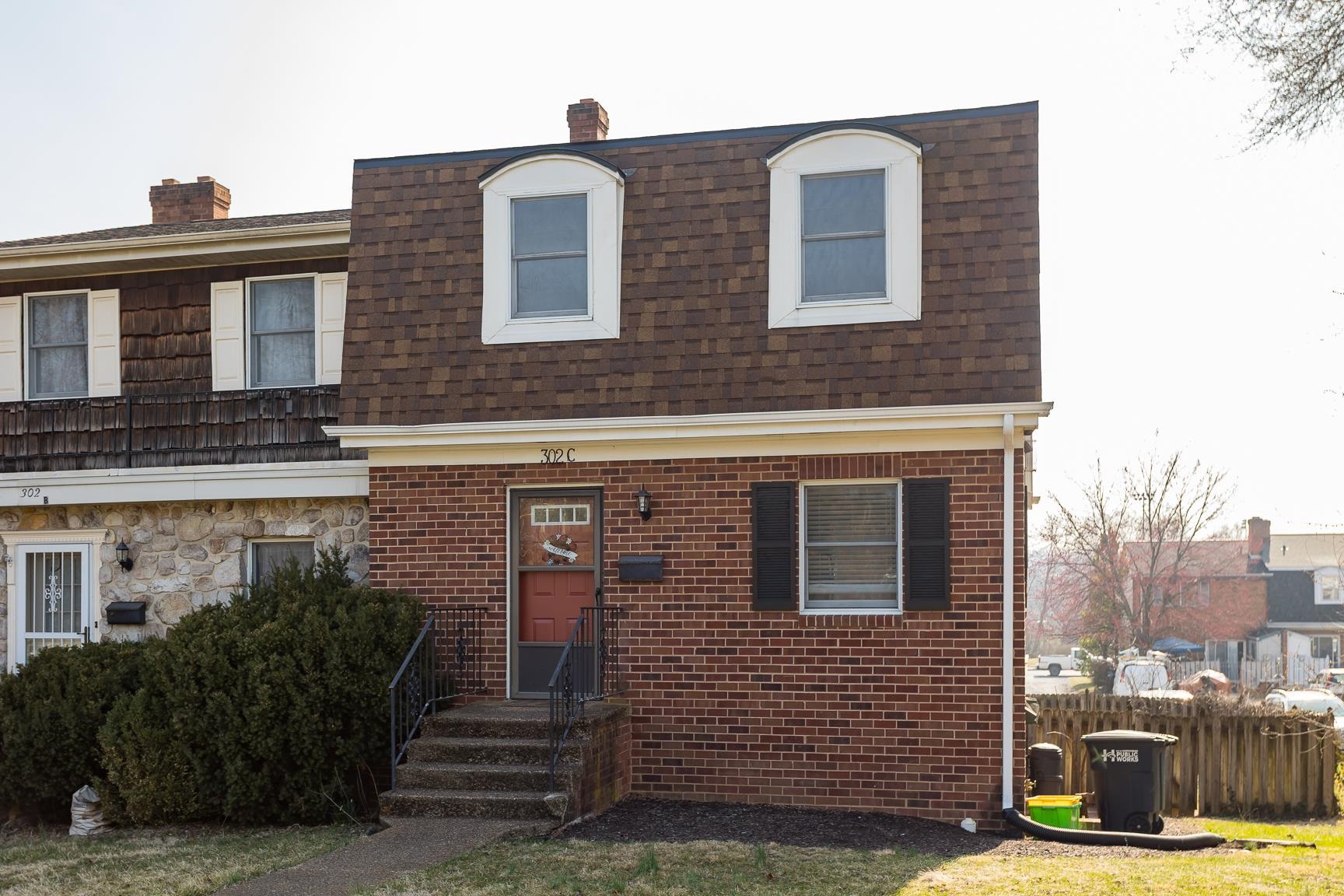 302 S DOGWOOD DR Unit: c