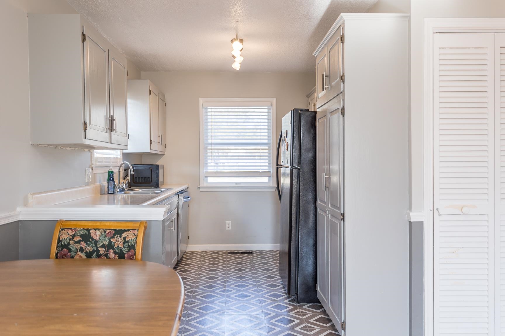 302 S DOGWOOD DR Unit: c