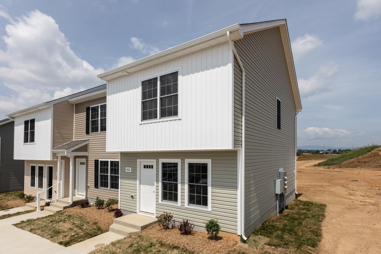 1421 WOODROW CIR