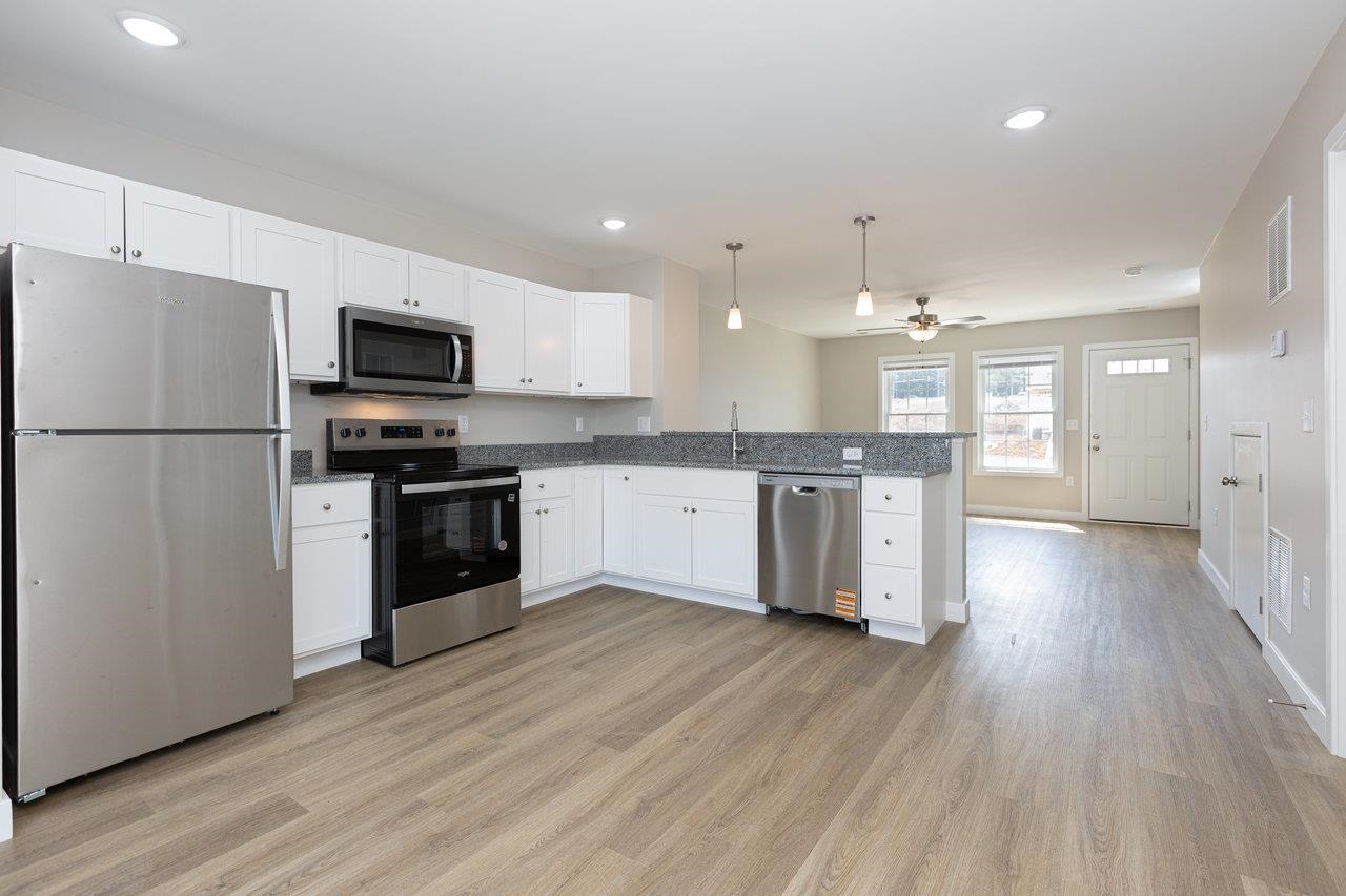 1421 WOODROW CIR