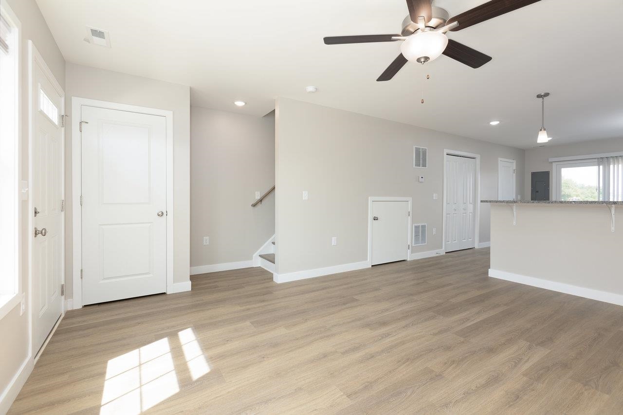 1421 WOODROW CIR