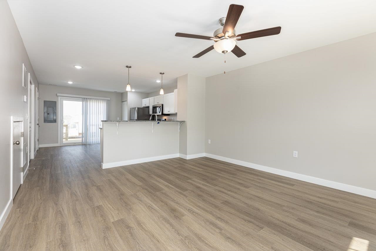 1421 WOODROW CIR