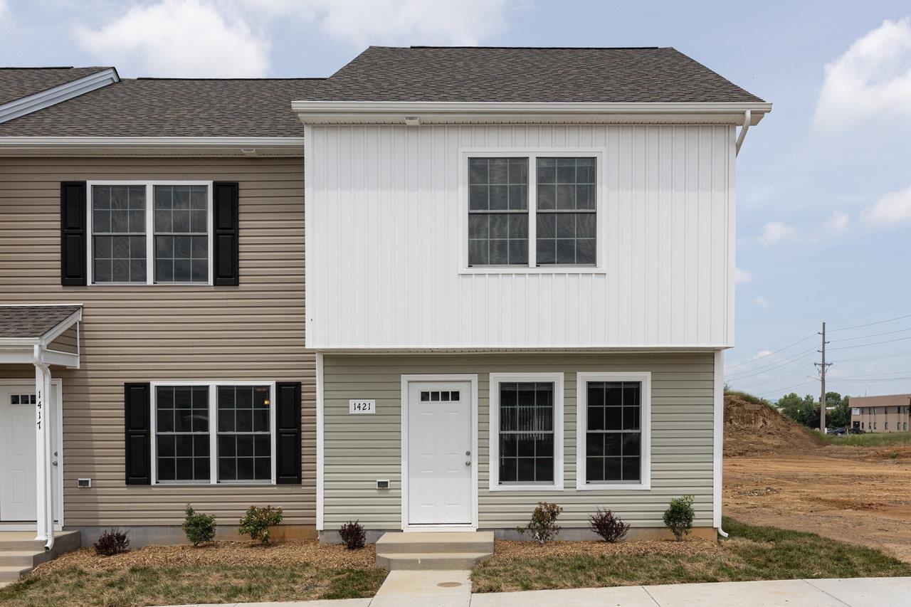 1421 WOODROW CIR