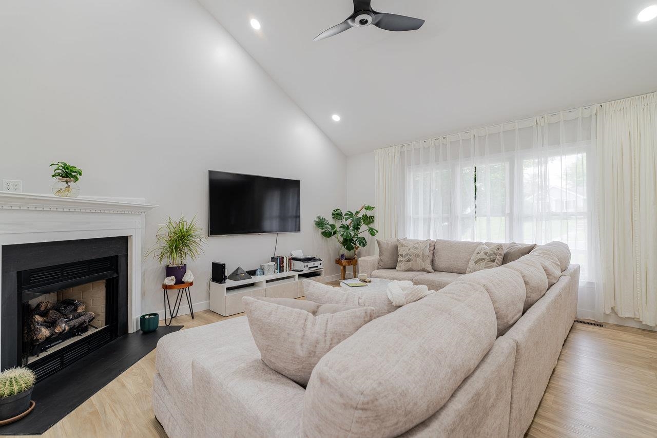 1271 KING EDWARDS WAY