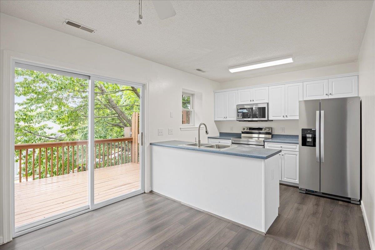 2403 AVALON WOODS DR