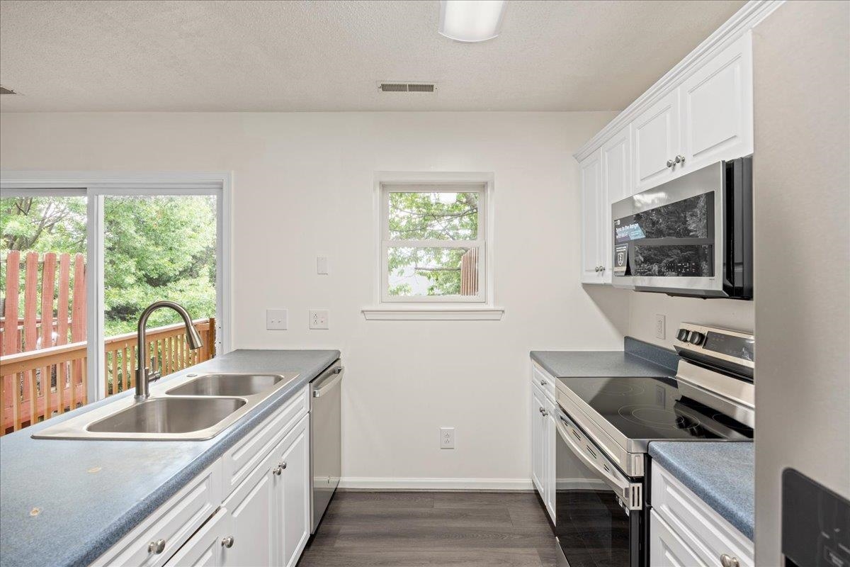 2403 AVALON WOODS DR