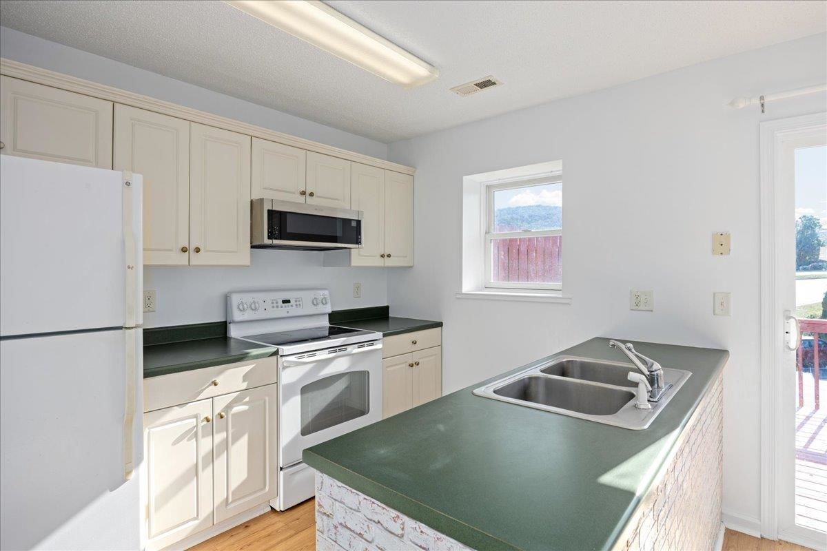 2387 KING ARTHURS CT