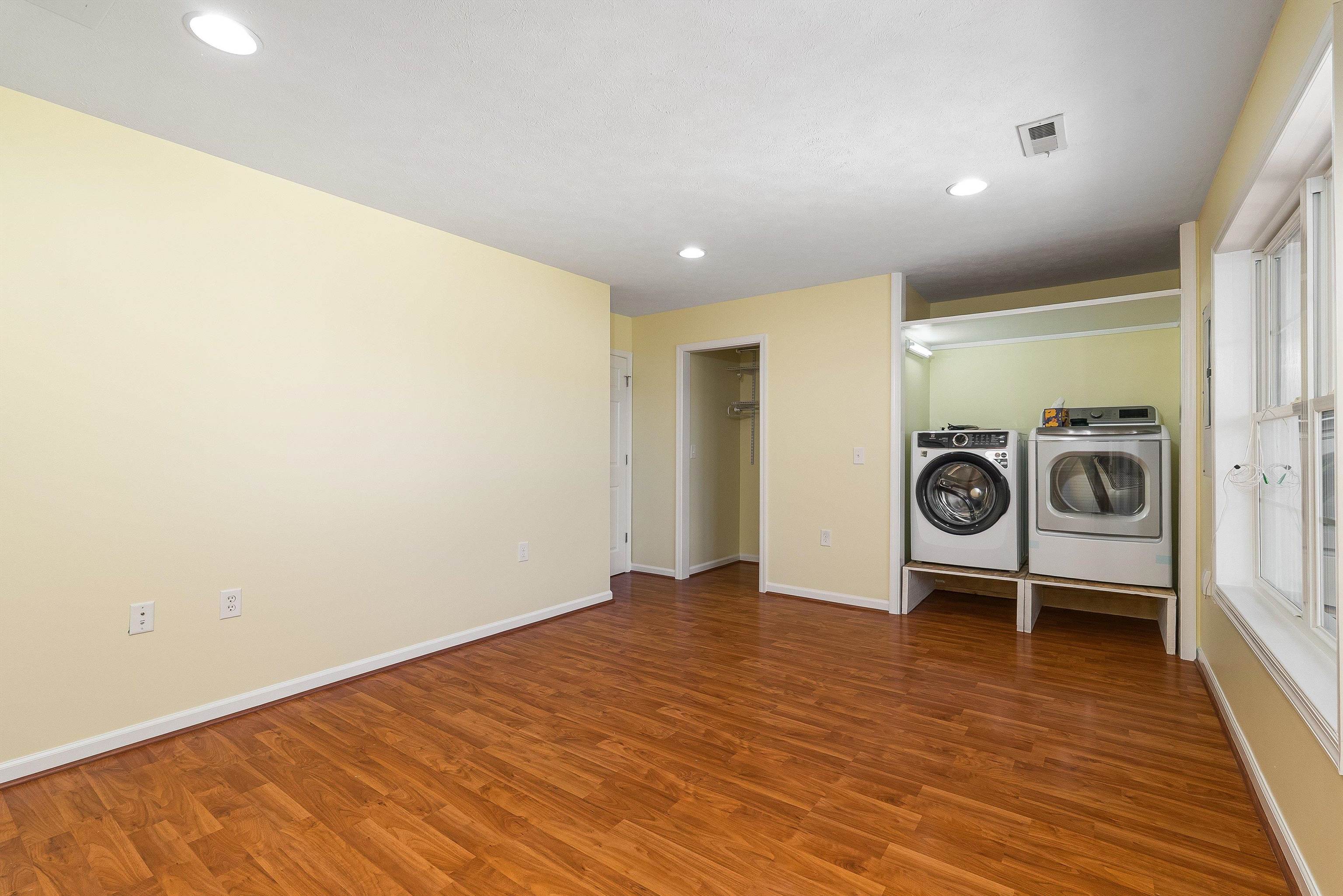 1439 FLOWING SPRING LN