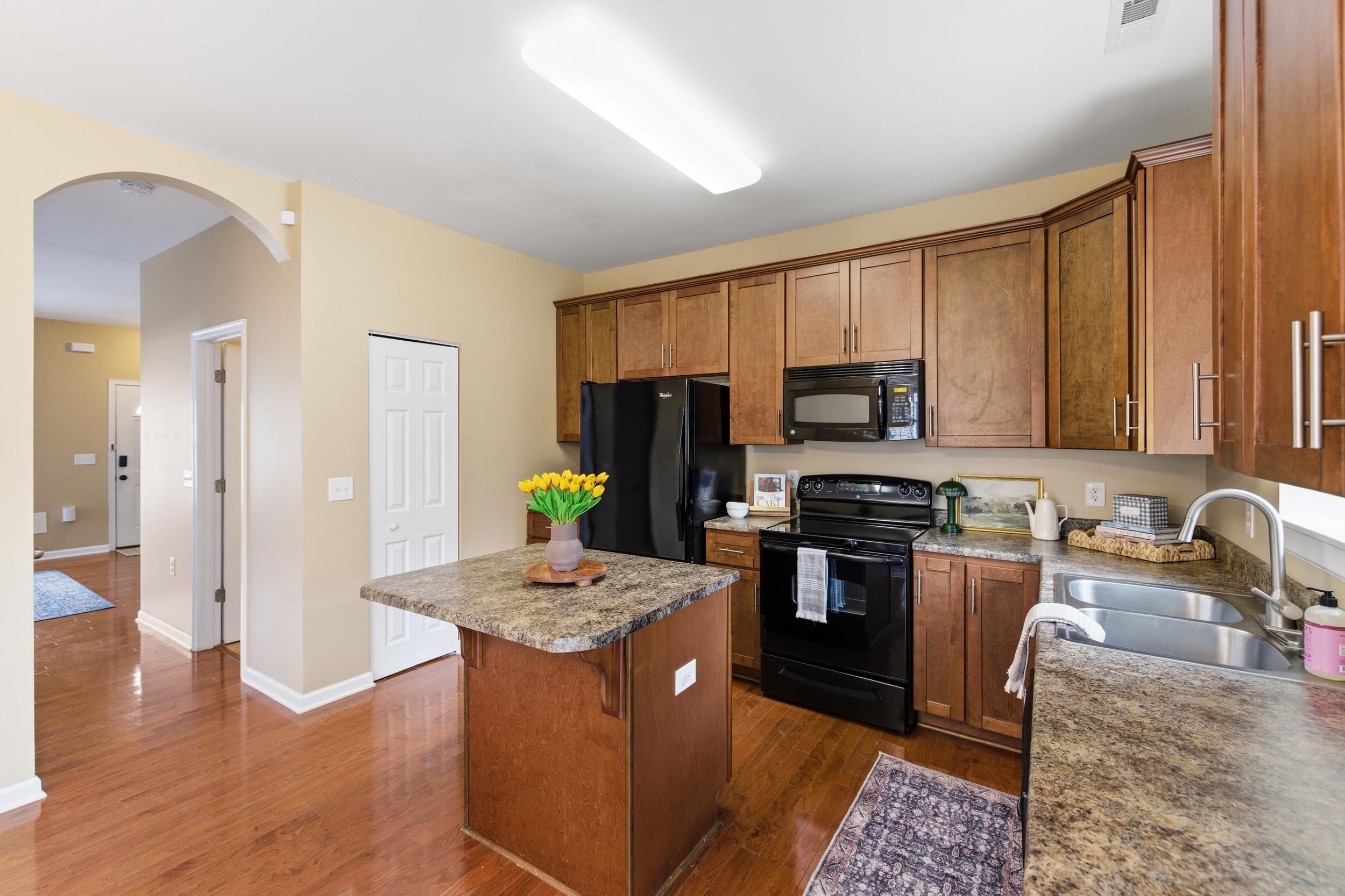 1213 SETTLERS LN