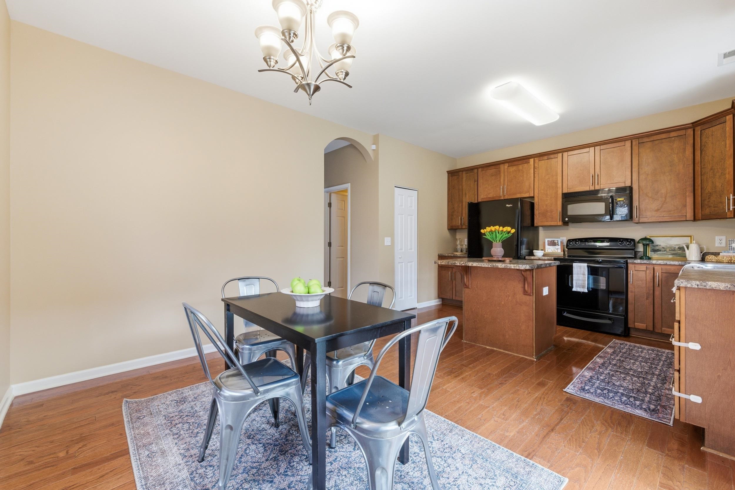 1213 SETTLERS LN