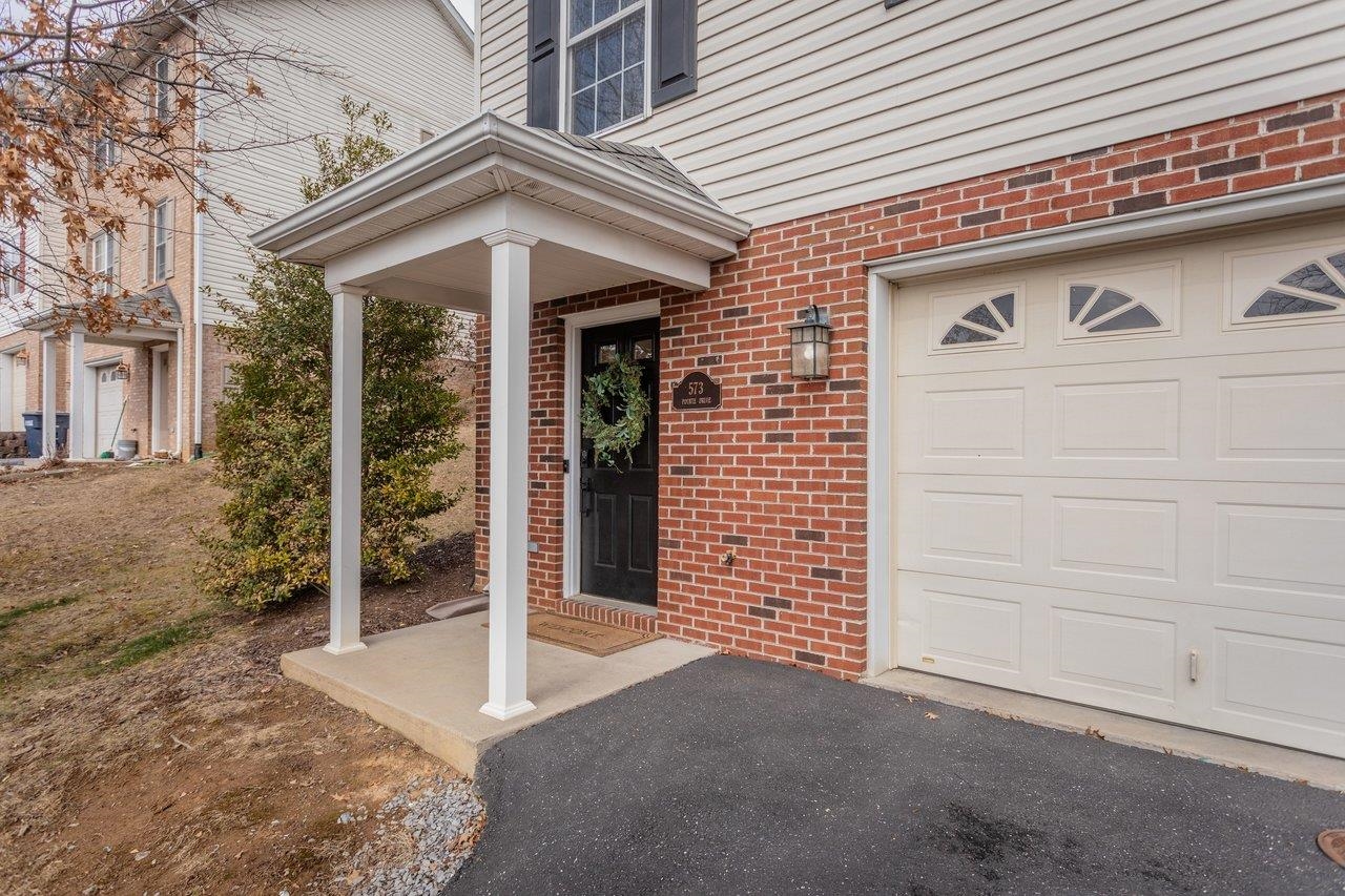 573 POINTE DR