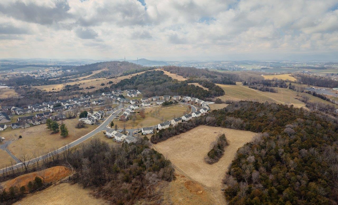 573 POINTE DR