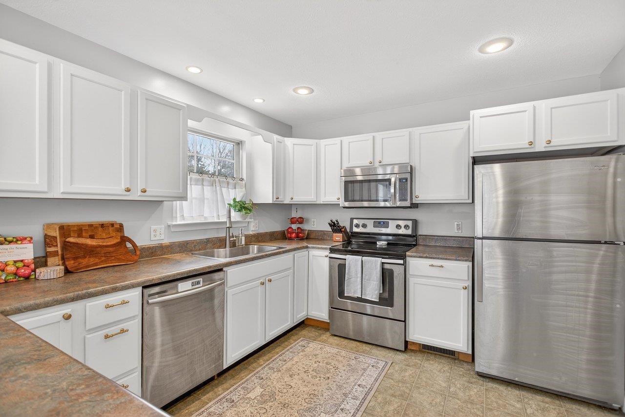 573 POINTE DR