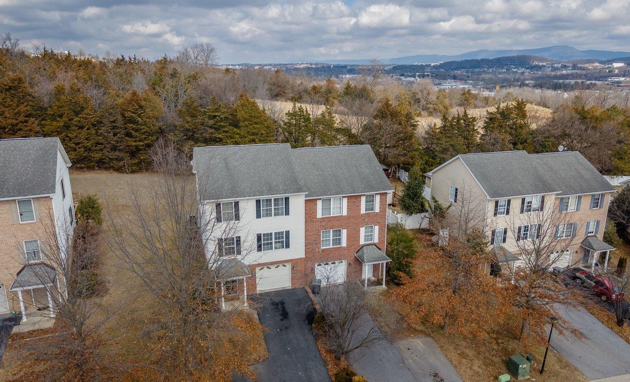 573 POINTE DR