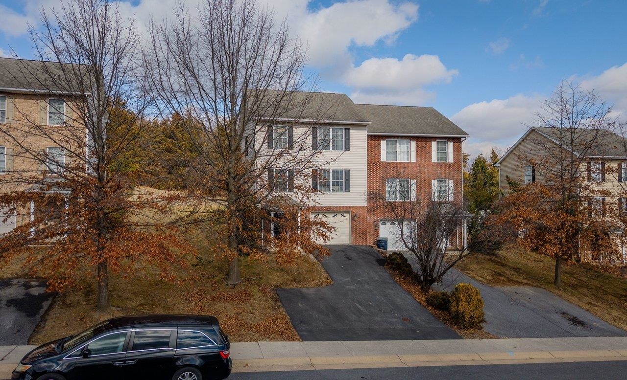 573 POINTE DR