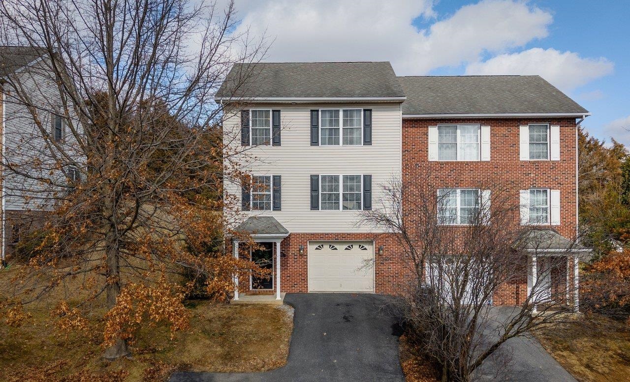 573 POINTE DR